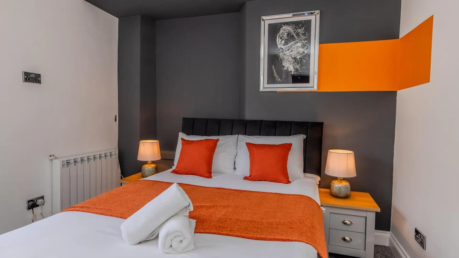 Stylish 3 Bedroom Apartment Next To Brighton Beach And Shopping Center