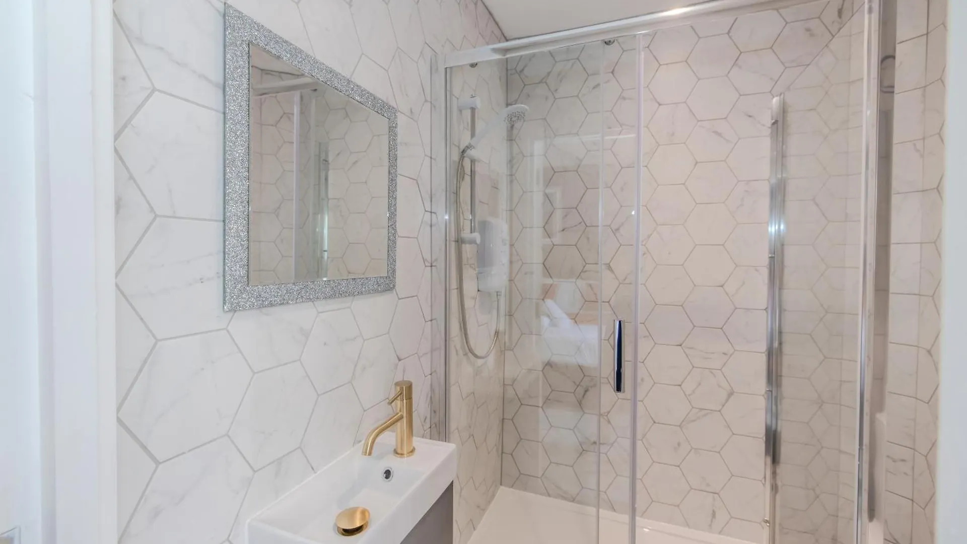 Stylish 3 Bedroom Apartment Next To Brighton Beach And Shopping Center 0*,  영국