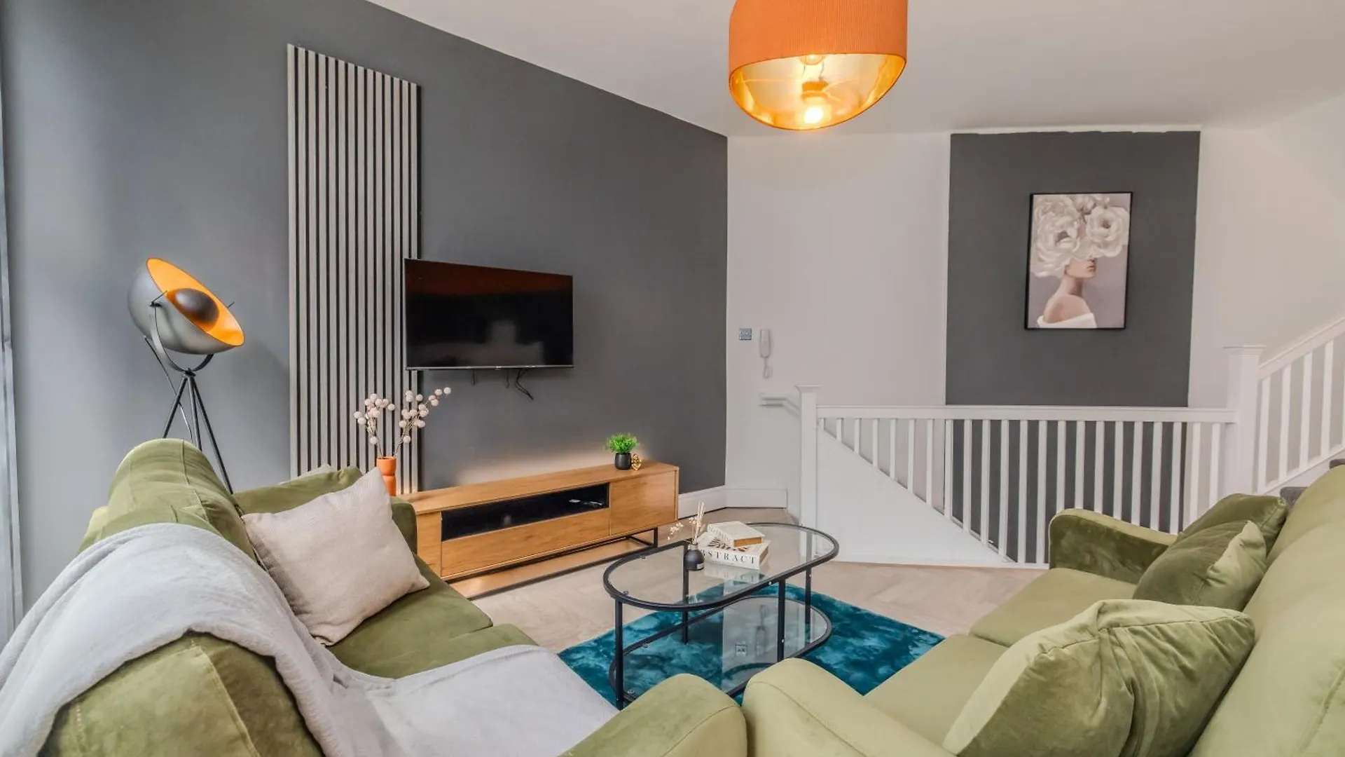 Stylish 3 Bedroom Apartment Next To Brighton Beach And Shopping Center