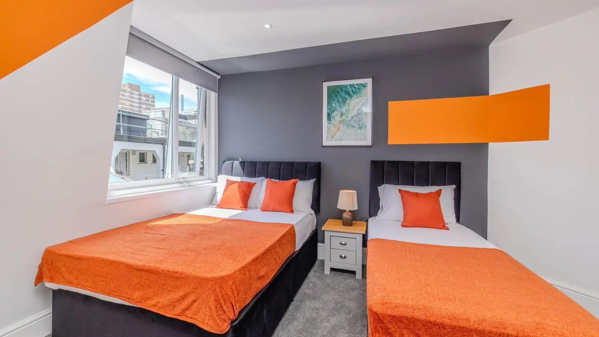 Stylish 3 Bedroom Apartment Next To Brighton Beach And Shopping Center