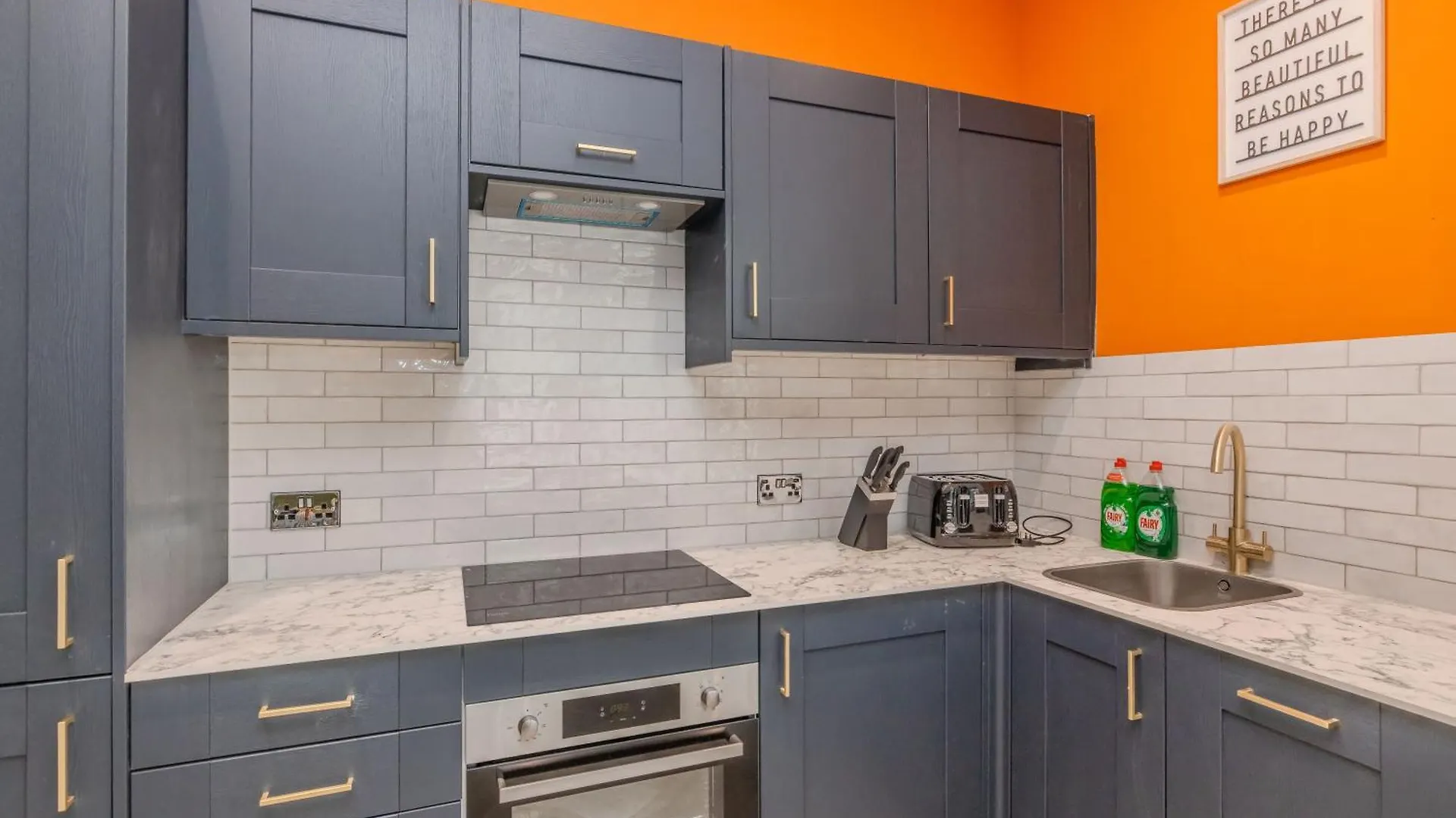 Stylish 3 Bedroom Apartment Next To Brighton Beach And Shopping Center 0*,