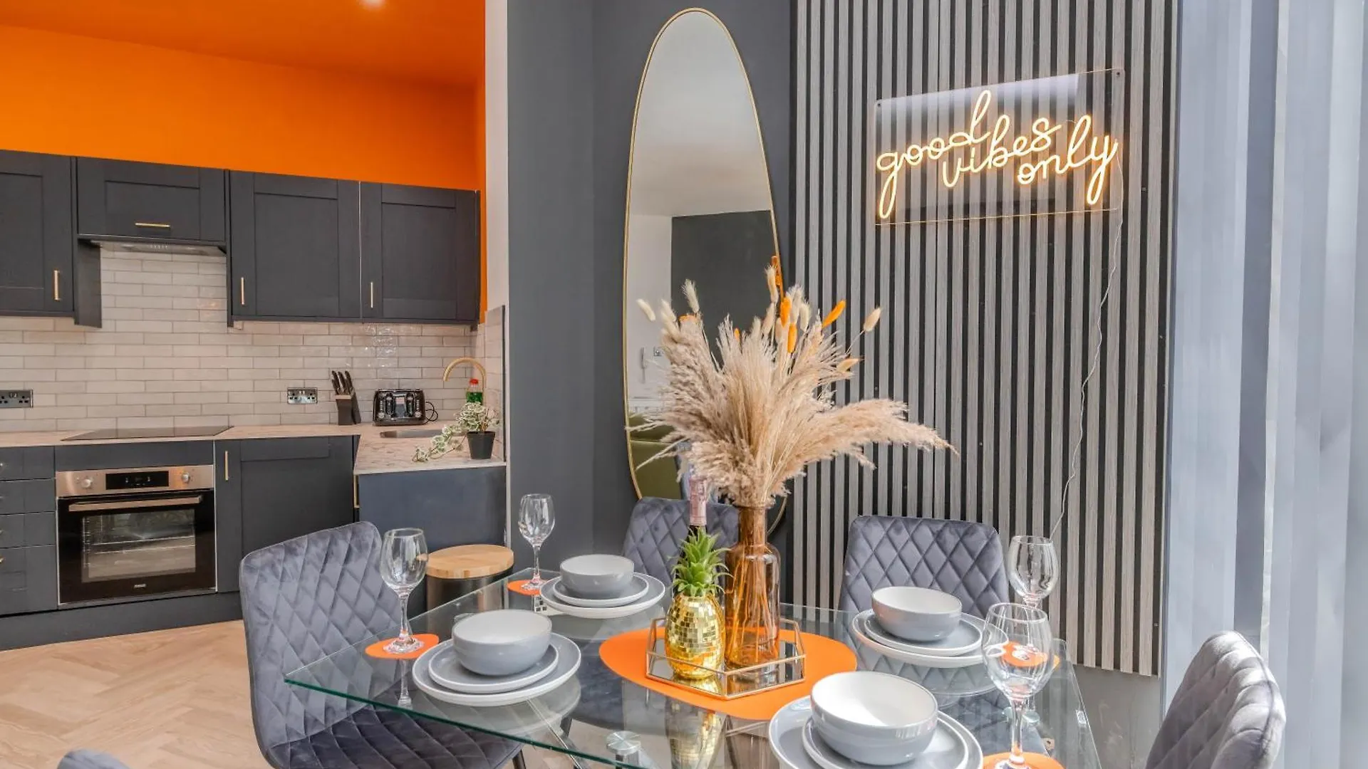 Stylish 3 Bedroom Apartment Next To Brighton Beach And Shopping Center