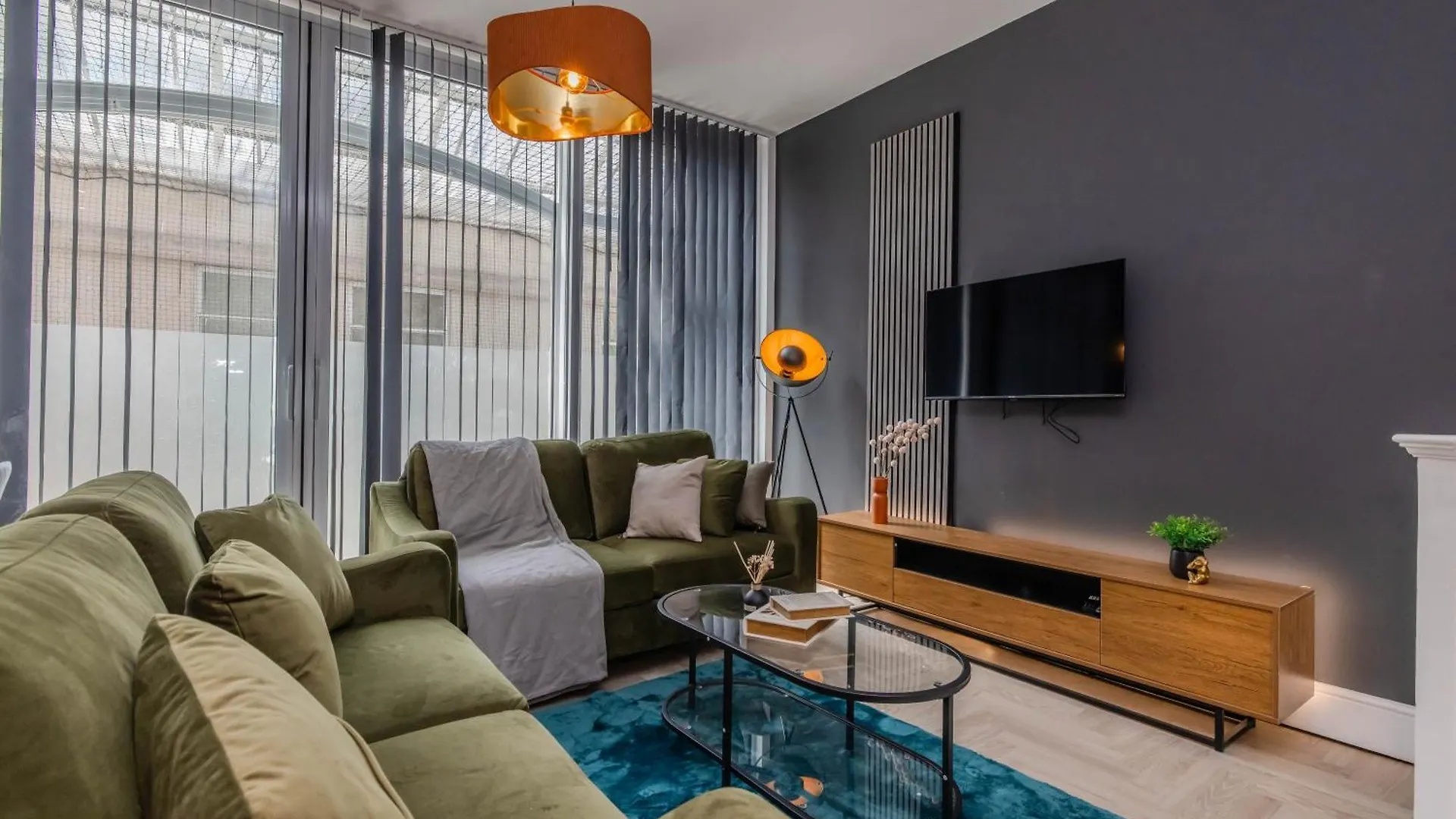 Stylish 3 Bedroom Apartment Next To Brighton Beach And Shopping Center
