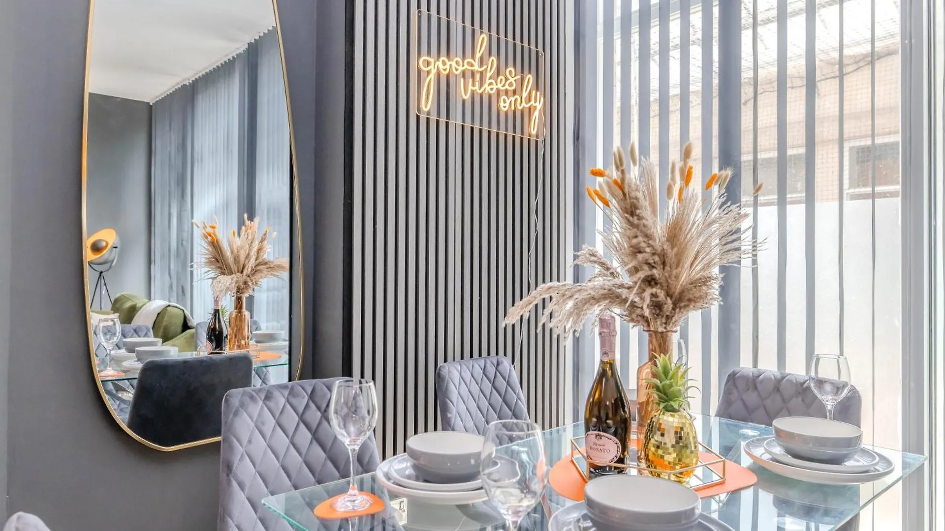 Stylish 3 Bedroom Apartment Next To Brighton Beach And Shopping Center