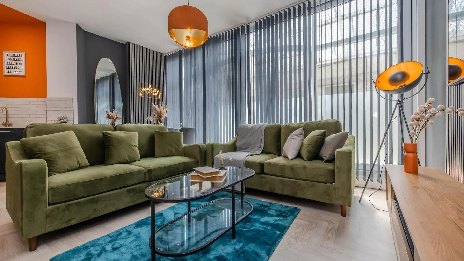 Stylish 3 Bedroom Apartment Next To Brighton Beach And Shopping Center