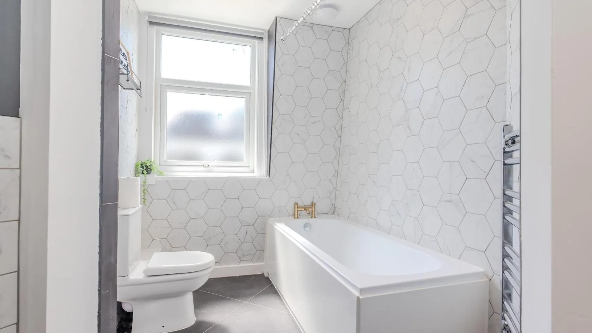 Stylish 3 Bedroom Apartment Next To Brighton Beach And Shopping Center