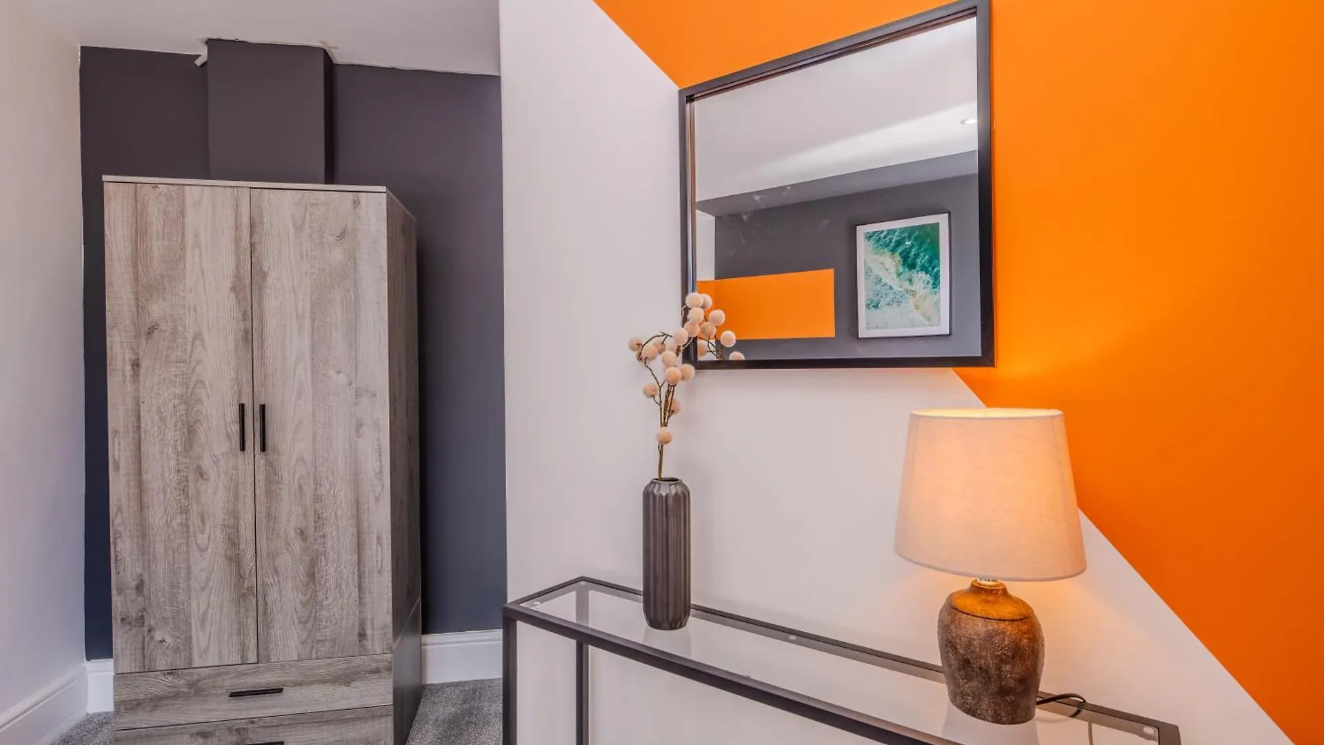 Stylish 3 Bedroom Apartment Next To Brighton Beach And Shopping Center