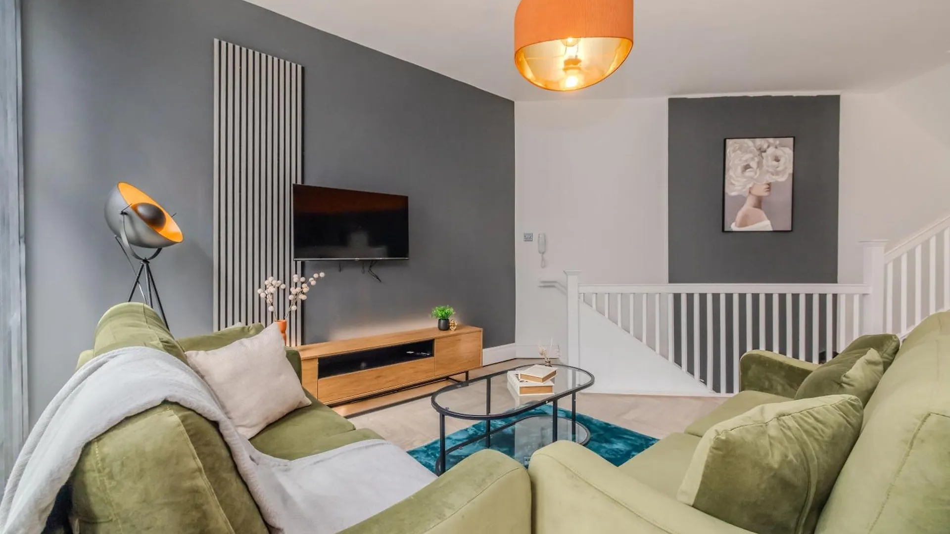 Stylish 3 Bedroom Apartment Next To Brighton Beach And Shopping Center
