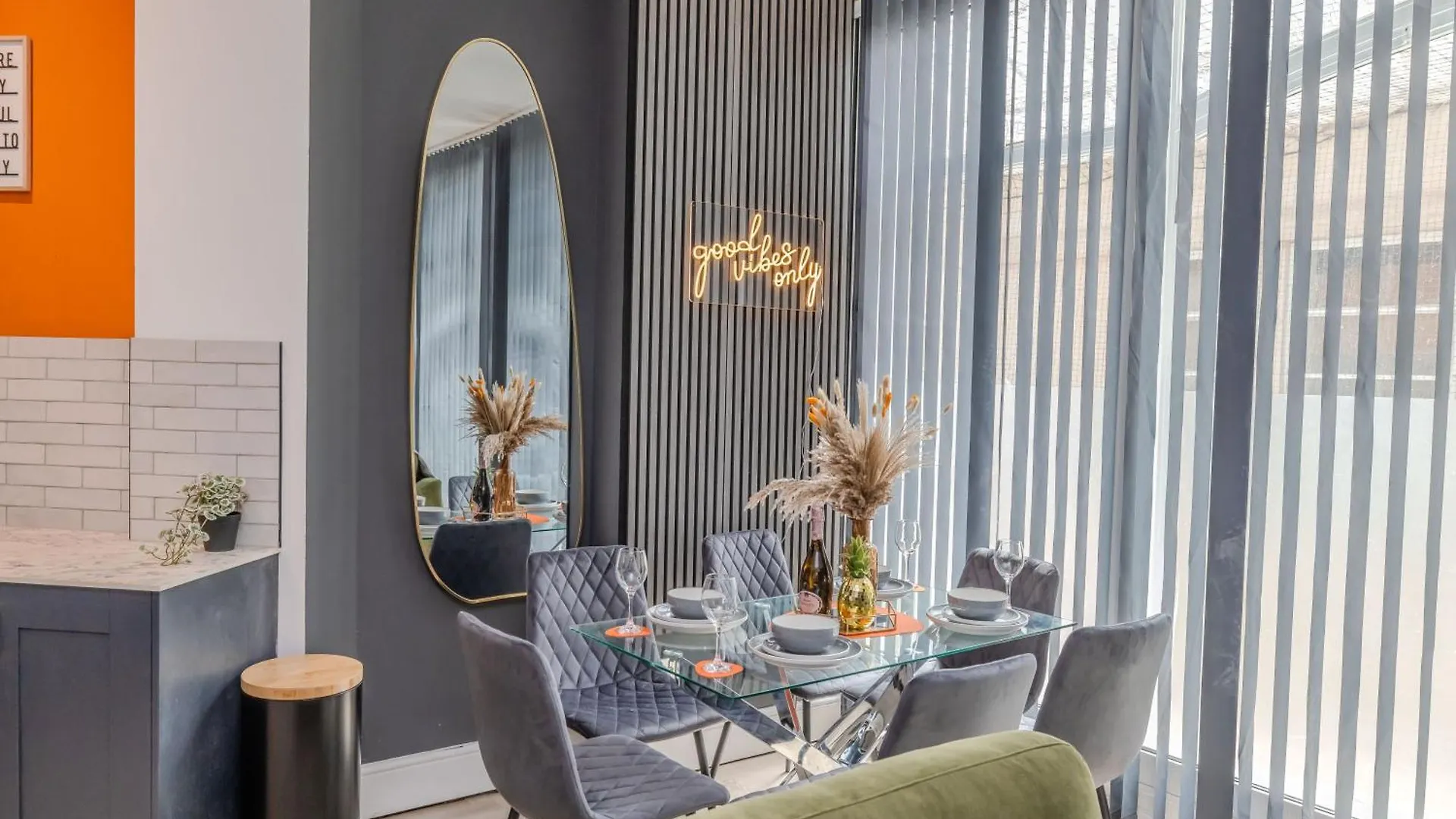 Stylish 3 Bedroom Apartment Next To Brighton Beach And Shopping Center