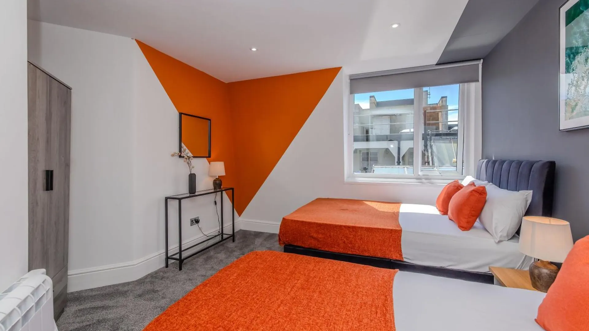 Stylish 3 Bedroom Apartment Next To Brighton Beach And Shopping Center