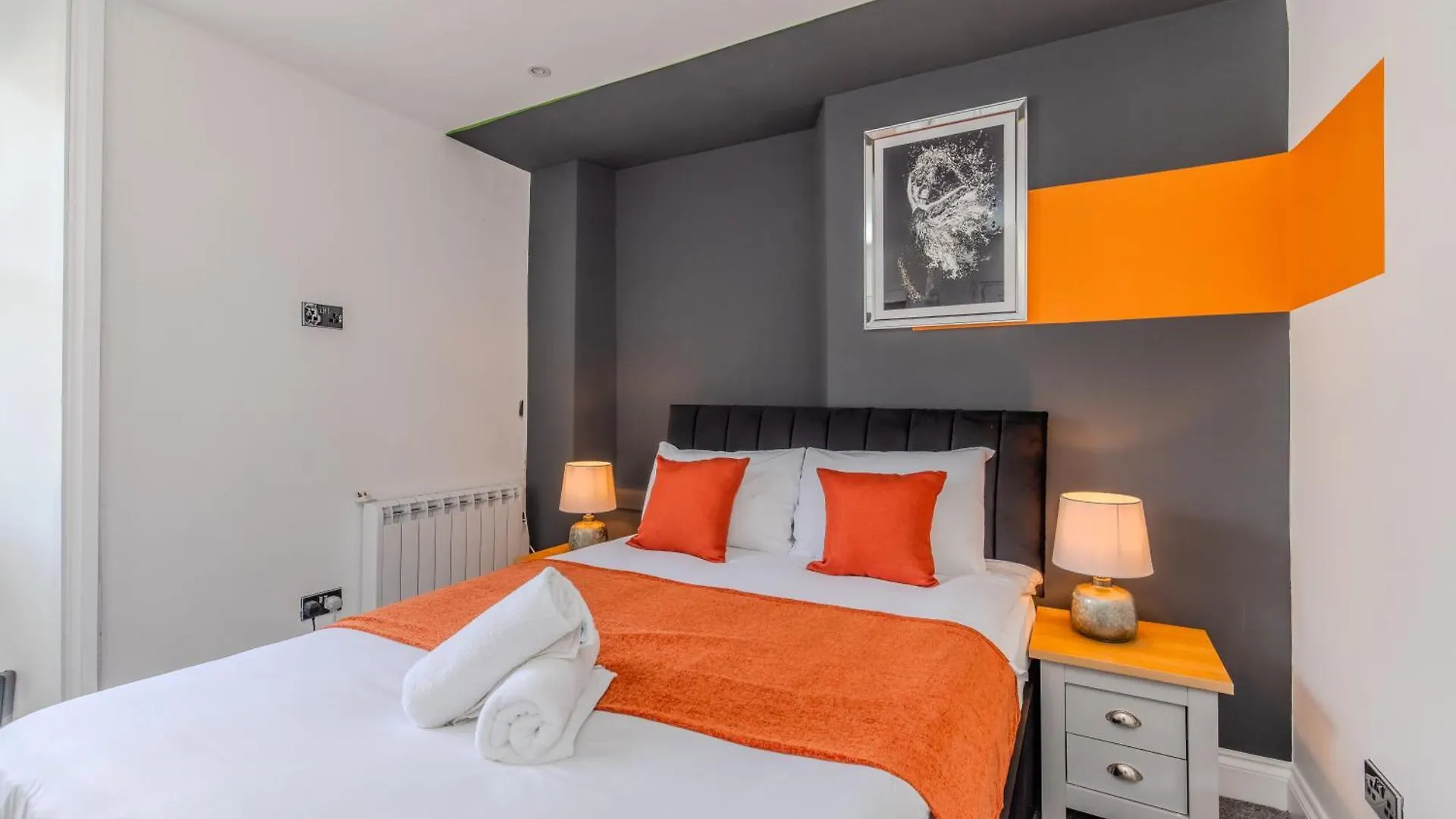 Stylish 3 Bedroom Apartment Next To Brighton Beach And Shopping Center