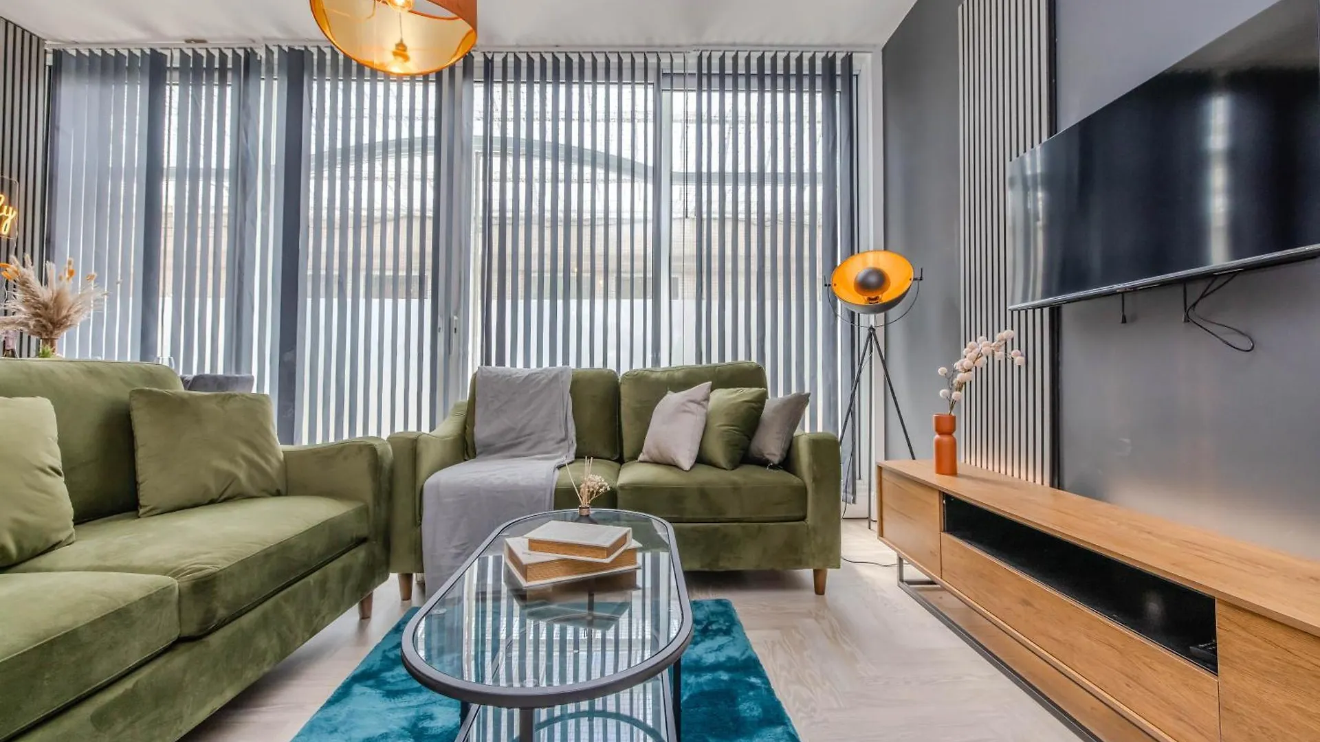 Stylish 3 Bedroom Apartment Next To Brighton Beach And Shopping Center