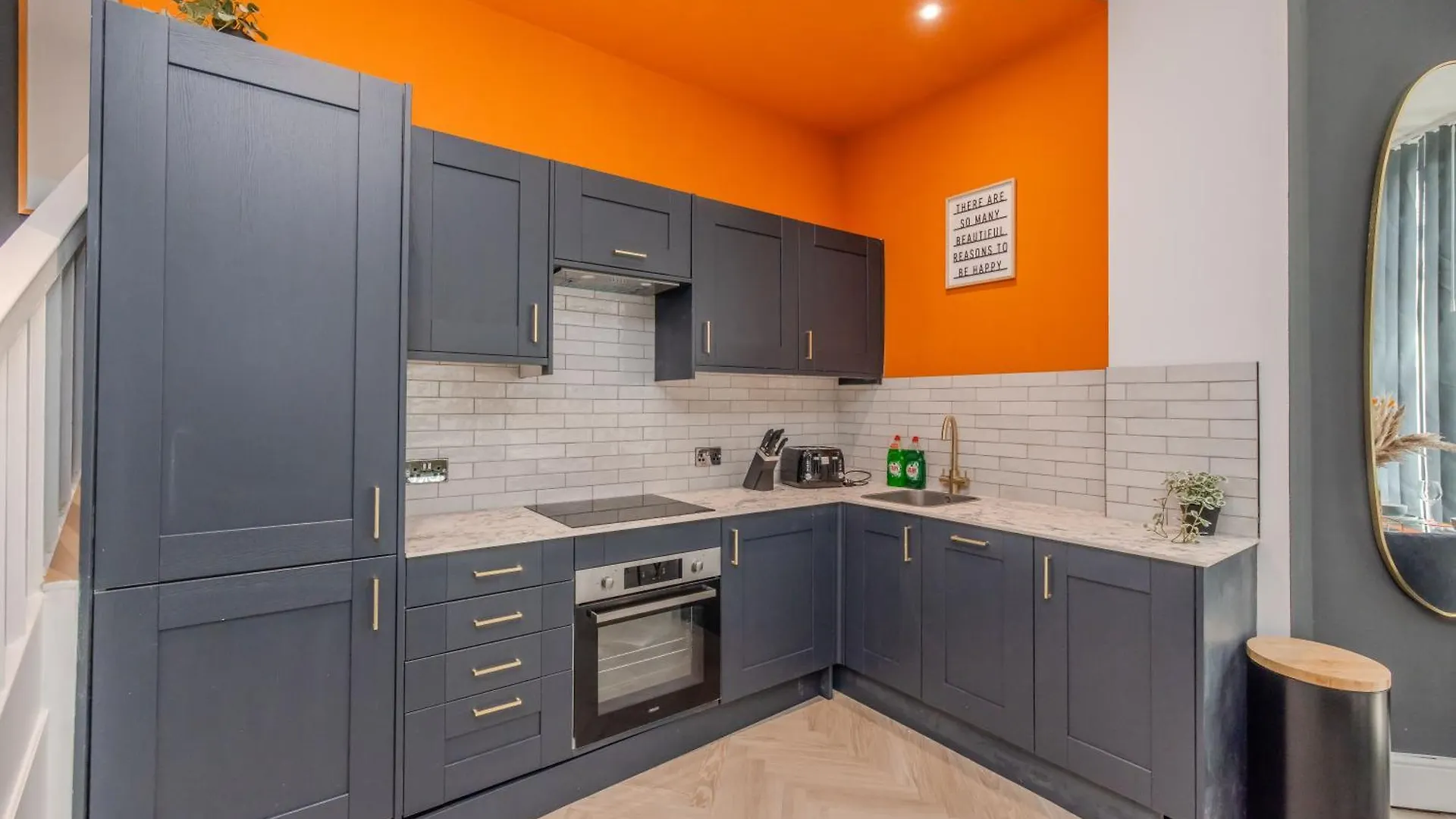 Stylish 3 Bedroom Apartment Next To Brighton Beach And Shopping Center 0*,  المملكة المتحدة