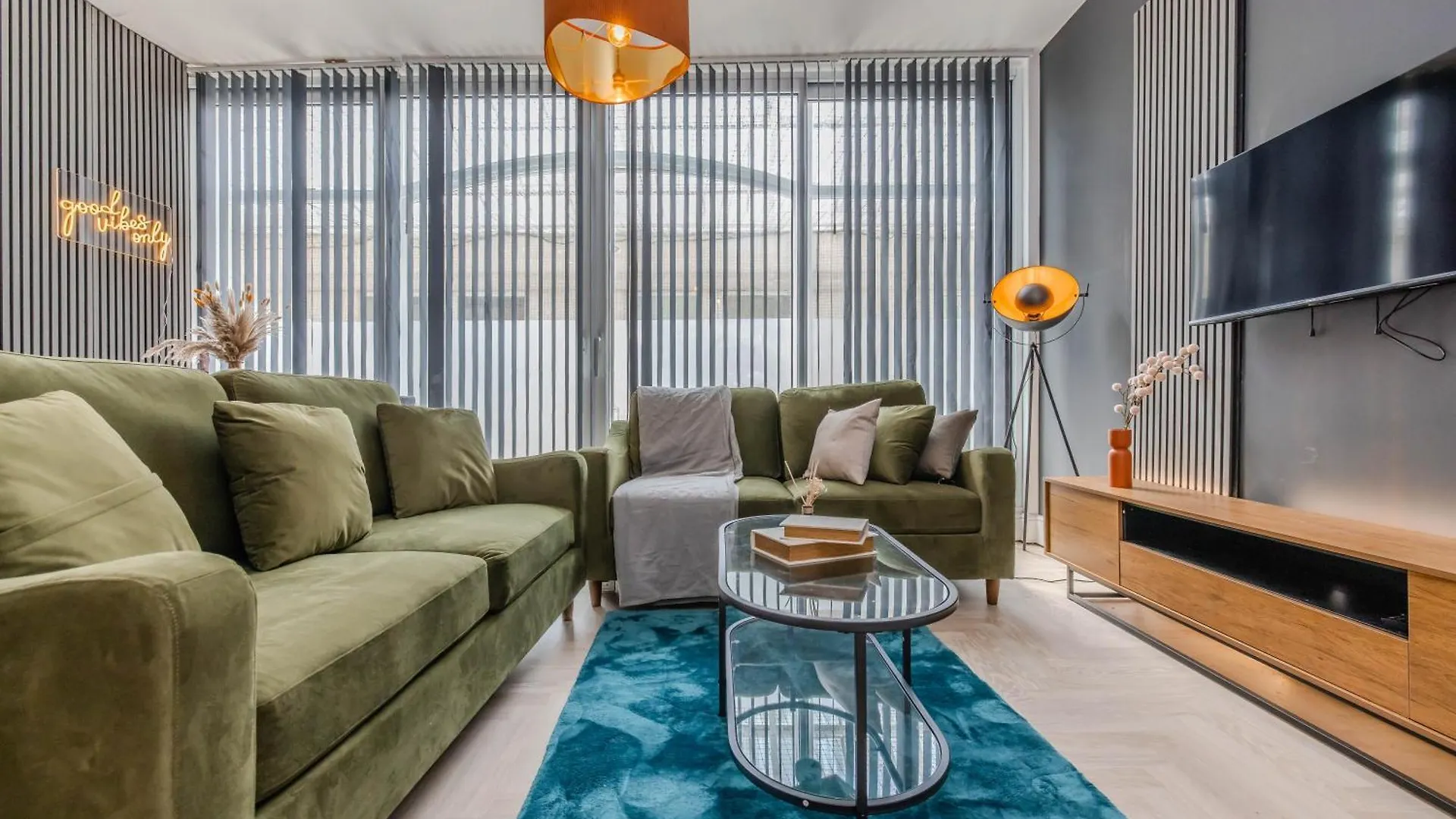 اتصالات Stylish 3 Bedroom Apartment Next To Brighton Beach And Shopping Center 