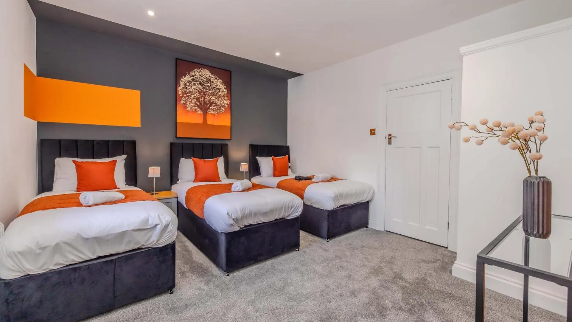 Stylish 3 Bedroom Apartment Next To Brighton Beach And Shopping Center 0*,