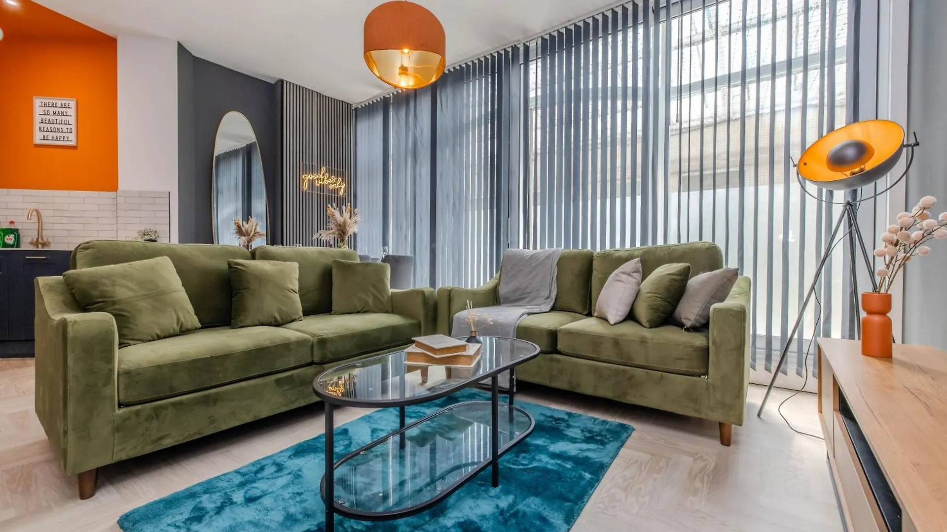 Stylish 3 Bedroom Apartment Next To Brighton Beach And Shopping Center